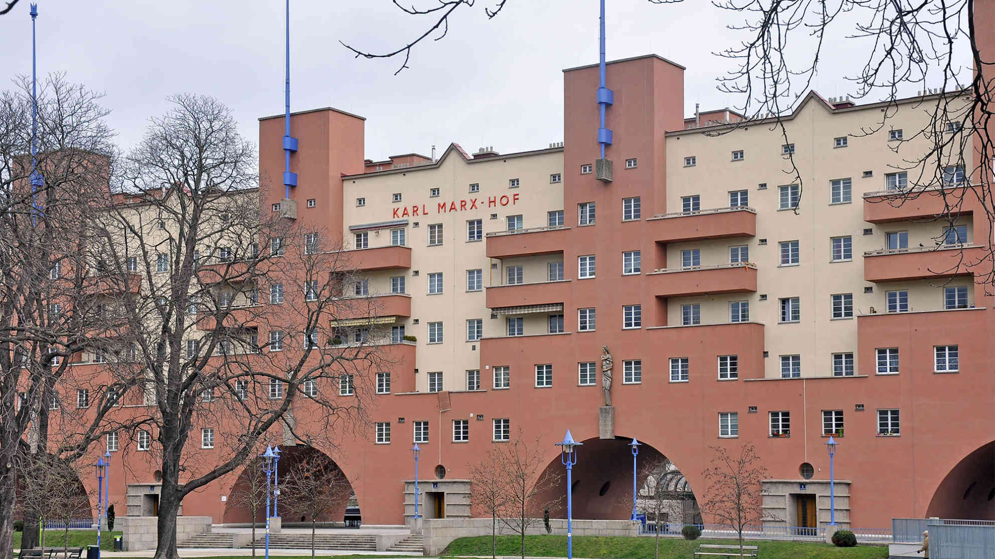 Einer der berühmtesten Gemeindebauten in Wien: Der Karl-Marx-Hof. Foto: picture alliance | dpa