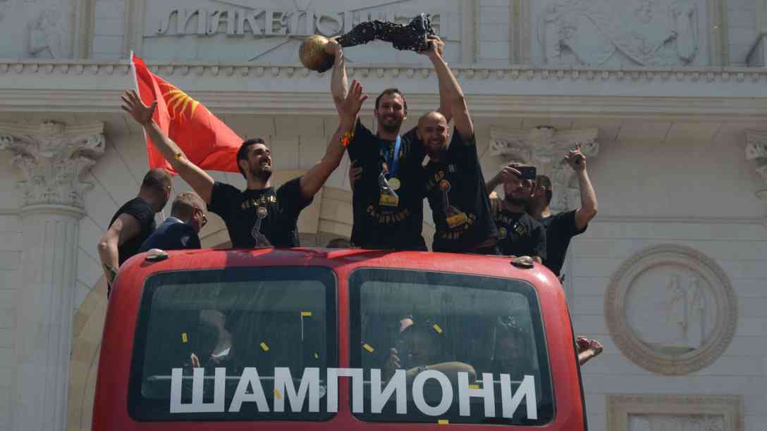 Die Vardar Champions League Sieger 2017 passieren den Triumphbogen in Skopje. Foto: BR | Sasko Golov