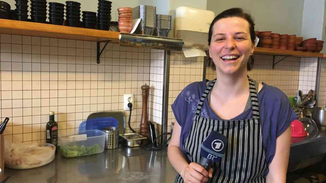 Köchin und Künstlerin Nurhan Qehaja Nimani. Sie betreibt mit ihrem Mann, dessen Bilder im Lokal hängen, seit vier Jahren das vegetarische Restaurant „Baba Ganoush“ in Pristina. Vom Erfolg war sie sehr überrascht. Zu den Gästen gehören Vegetarier, aber auch neugierige Fleischesser. Foto: BR | Andrea Beer