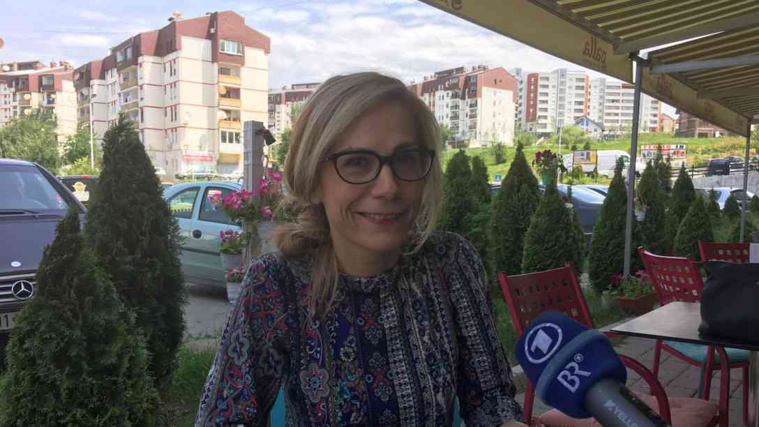 Adelina Berisha vom „Frauennetzwerk Kosovo“. Ein Verbund von mehr als 120 Nichtregierungsorganisationen, der sich landesweit für Frauenrechte einsetzt. Auch im Norden des Kosovo, wo vor allem Serbinnen wohnen. Nur ein Bruchteil der Frauen ist politisch aktiv und im Wahlkampf wurden rund 80 % der Reden von Männern gehalten. Foto: BR | Andrea Beer