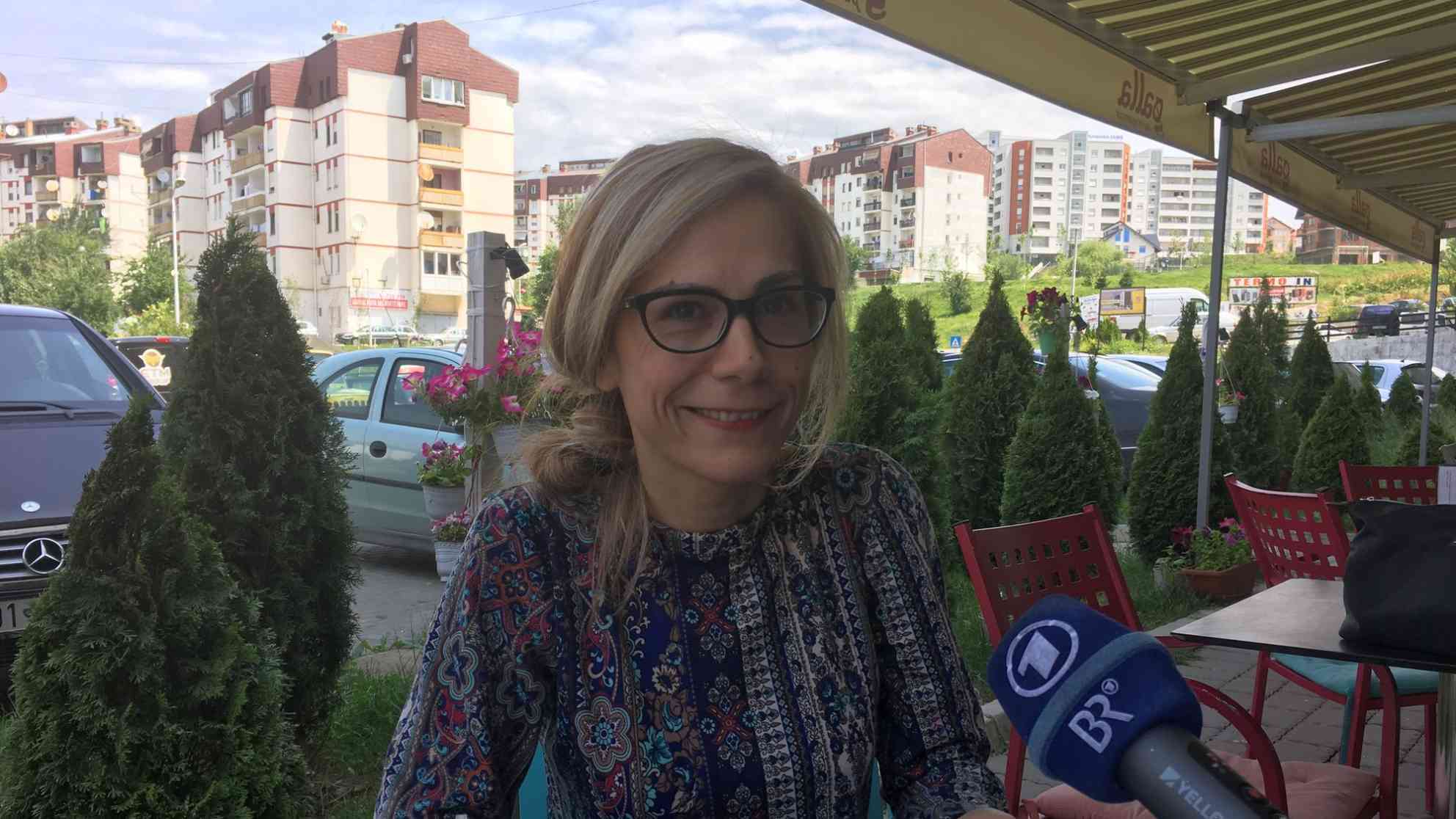 Adelina Berisha vom „Frauennetzwerk Kosovo“. Ein Verbund von mehr als 120 Nichtregierungsorganisationen, der sich landesweit für Frauenrechte einsetzt. Auch im Norden des Kosovo, wo vor allem Serbinnen wohnen. Nur ein Bruchteil der Frauen ist politisch aktiv und im Wahlkampf wurden rund 80 % der Reden von Männern gehalten. Foto: BR | Andrea Beer