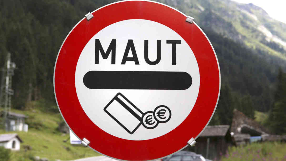 Deutsch-österreichischer Zankapfel. Die Autobahnmaut. Fotomontage: picture-alliance | chromorange