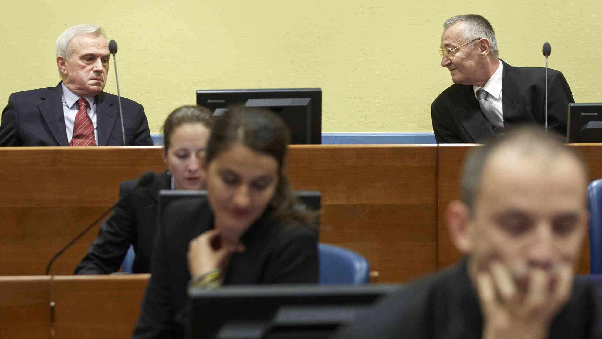 Ex-Geheimdienstchef Jovica Stanisic (li.) und sein Vize, Franko Simatovic (re.) wurden 2013 aus Mangel an Beweisen vor dem Haager Tribunal freigesprochen. Foto: picture alliance | AP Photo