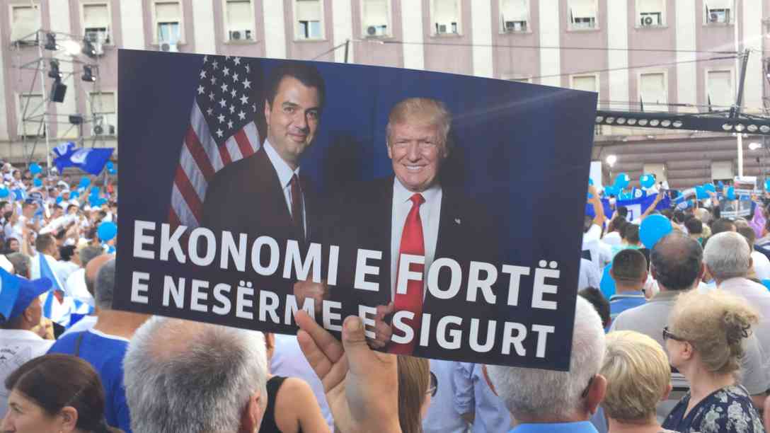 Für dieses gemeinsame Bild mit Donald Trump soll der Parteichef der Demokraten eigens nach Washington gereist sein: 