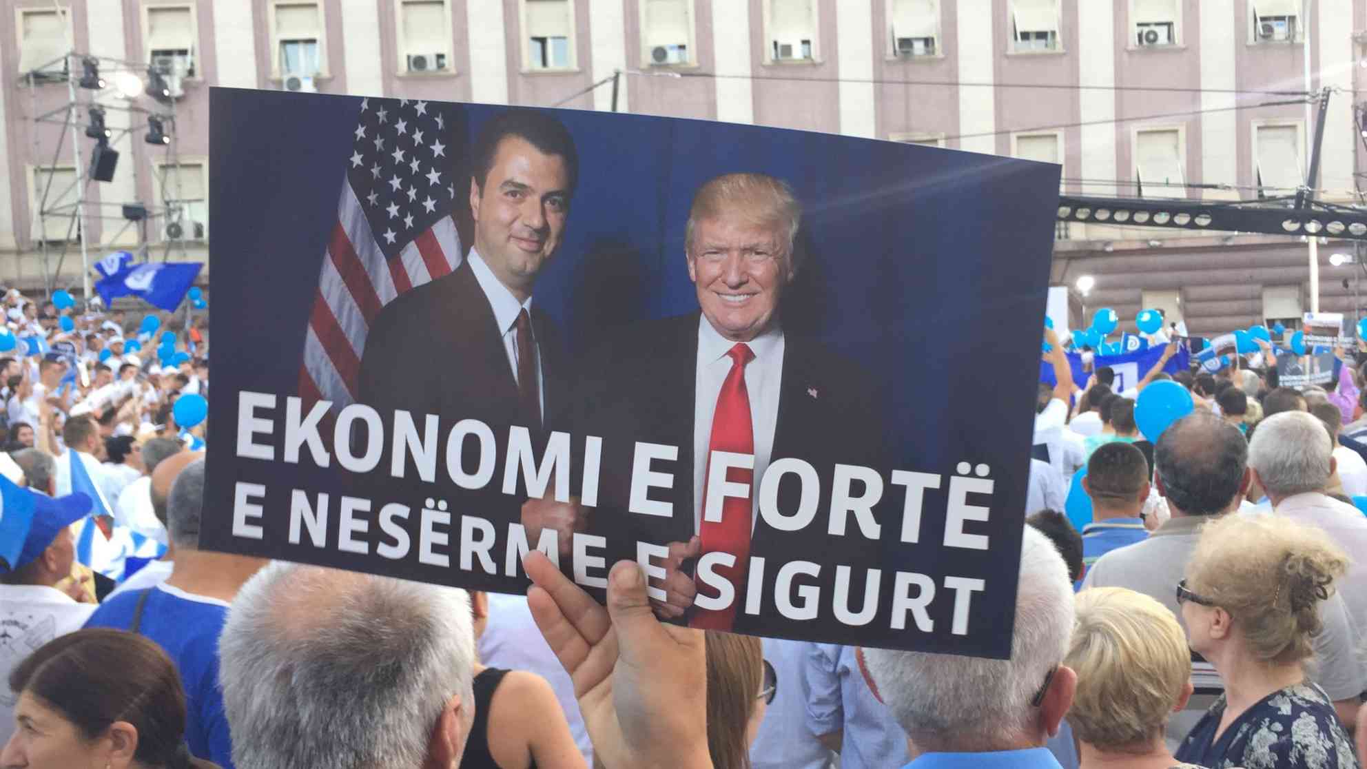 Für dieses gemeinsame Bild mit Donald Trump soll der Parteichef der Demokraten eigens nach Washington gereist sein: 