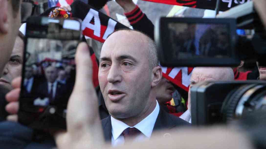 Ramush Haradinaj, der vielleicht nächste Premier des Kosovo. Seine AAK – Partei ist mit der PDK, der NISMA und elf weiteren kleinen Parteien ein Vorwahlbündnis eingegangen, das in Umfragen leicht vorne liegt. Ramush Haradinaj ist ein ehemaliger UCK Kommandeur. Viele fragen sich, wie der Dialog mit der serbischen Regierung unter seiner Führung weiter gehen würde. Foto: dpa