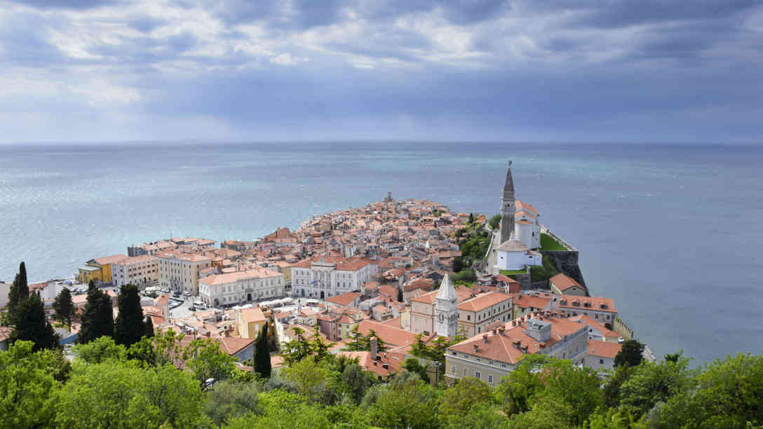 Blick auf die Bucht von Piran. Slowenien erhält nach dem Schiedsspruch Zugang zu internationalem Gewässer. Foto: picture-alliance | Arco Images GmbH