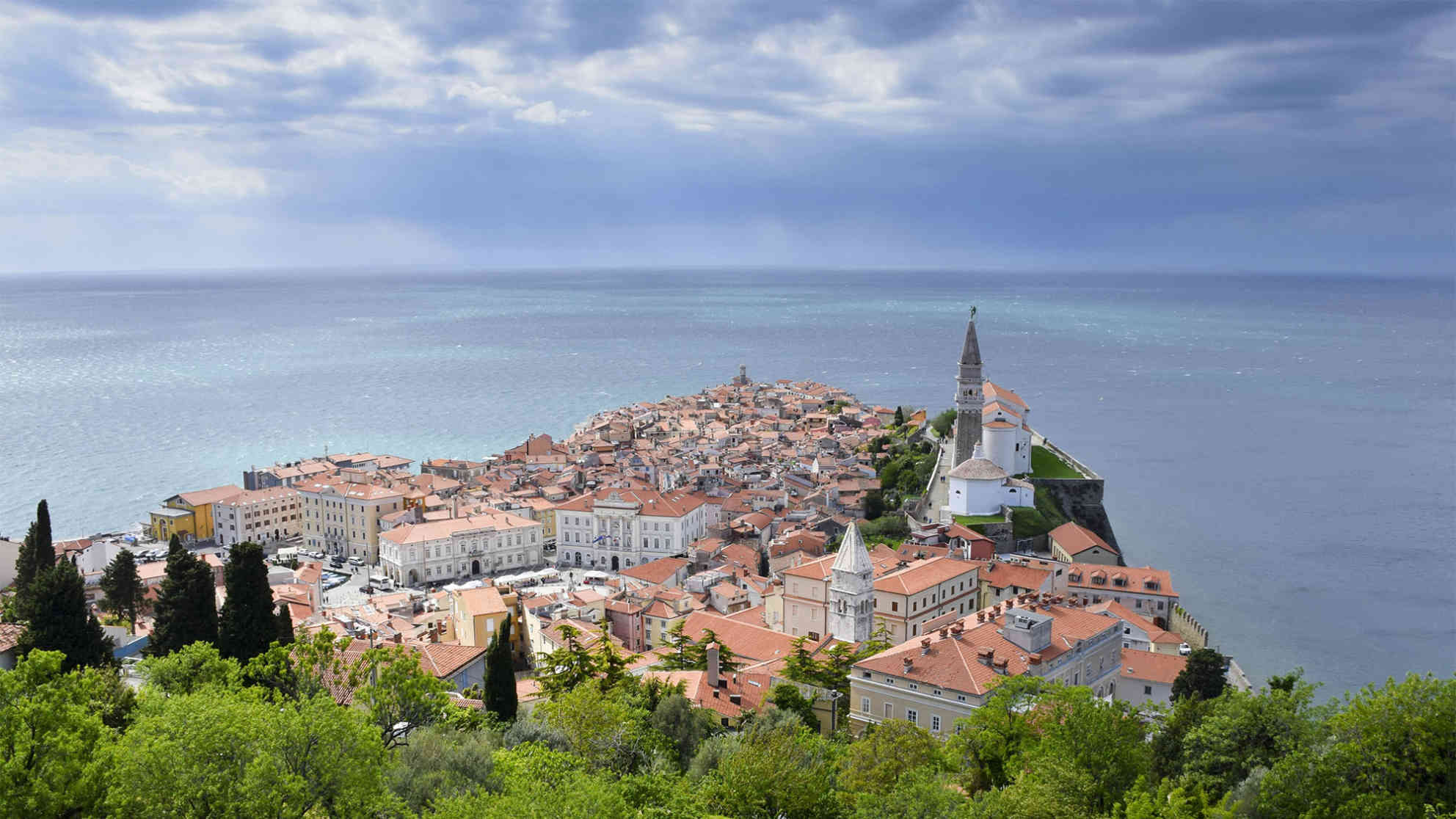 Blick auf die Bucht von Piran. Slowenien erhält nach dem Schiedsspruch Zugang zu internationalem Gewässer. Foto: picture-alliance | Arco Images GmbH