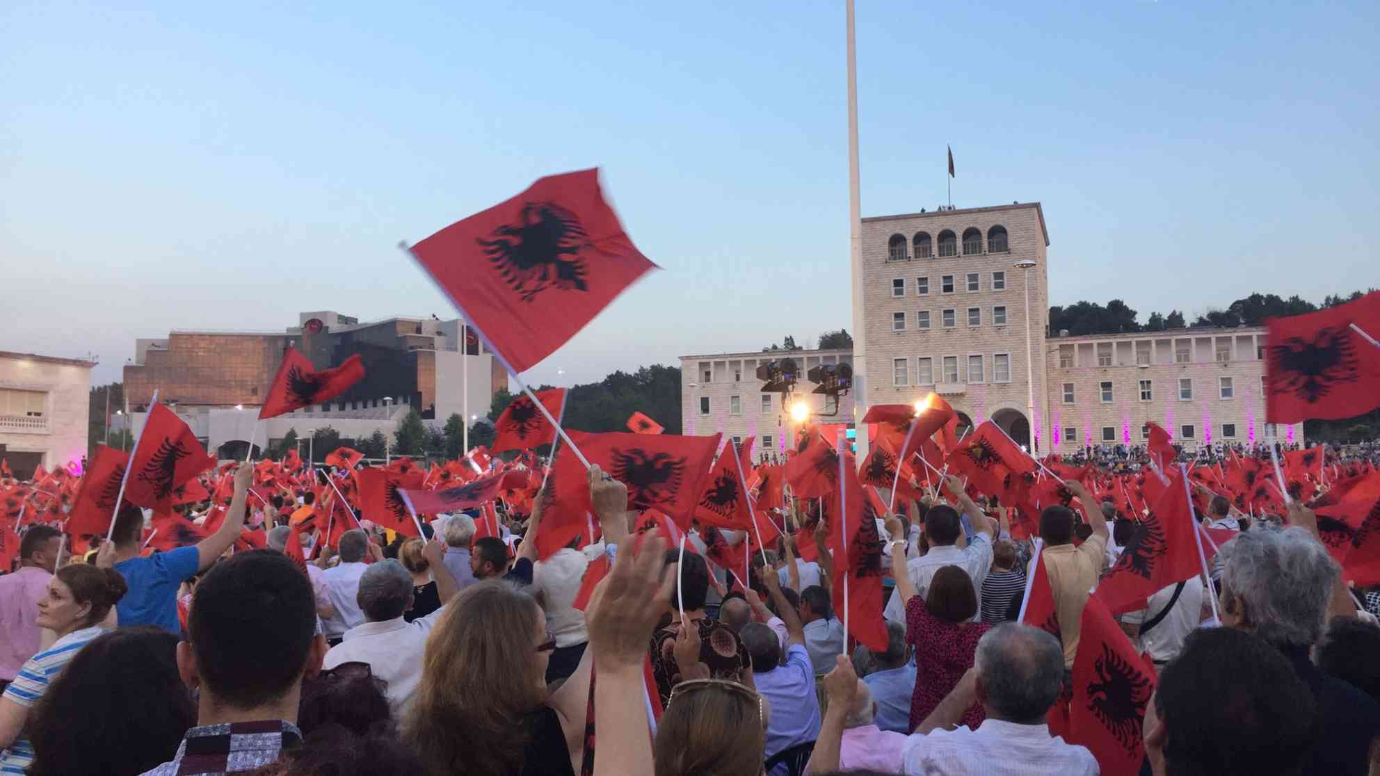 Die jubelnden Anhänger des regierenden Ministerpräsidenten Edi Rama sind von seinem Wahlsieg überzeugt. Foto: BR | Clemens Verenkotte
