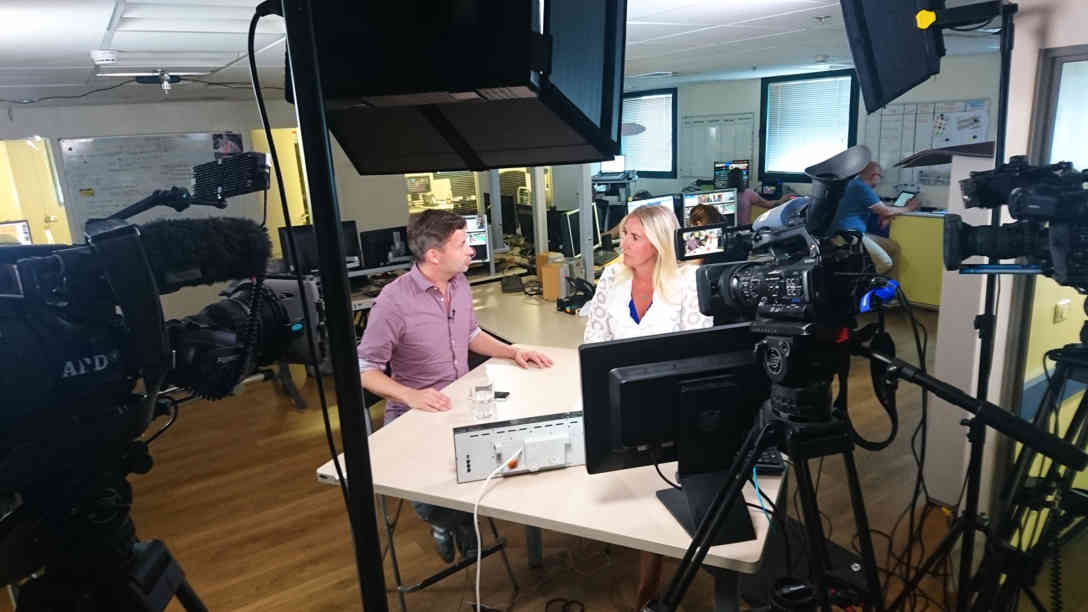 Susanne Glass und Torsten Teichmann, ARD Korrespondenten in Tel Aviv kurz vor dem Beginn des Livestreams. Foto: BR | Alex Goldgraber