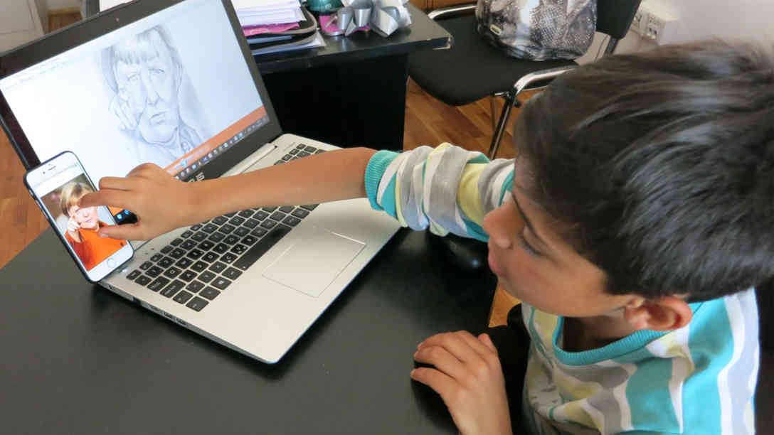 So entstehen seine Zeichnungen: Farhad findet im Internet, oder in einer Zeitschrift ein Foto, das ihm gefällt und zeichnet es ab. Das Porträt von Kanzlerin Merkel ist nicht gelungen, findet er. 'Sie ist ein viel besserer Mensch, als ich sie zeichnen kann.' Foto: BR | Zoran Ikonic