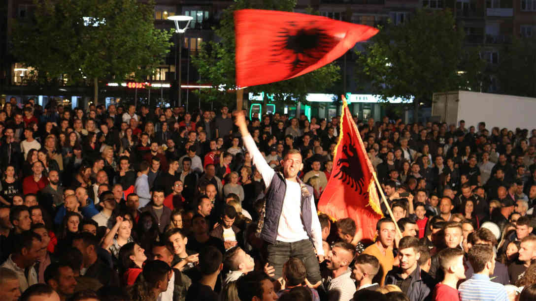 Anhänger von Vetevendosje feiern am Abend des 11.06.2017 den für ihre Partei erfreulichen Wahlausgang. Foto: picture alliance | abaca