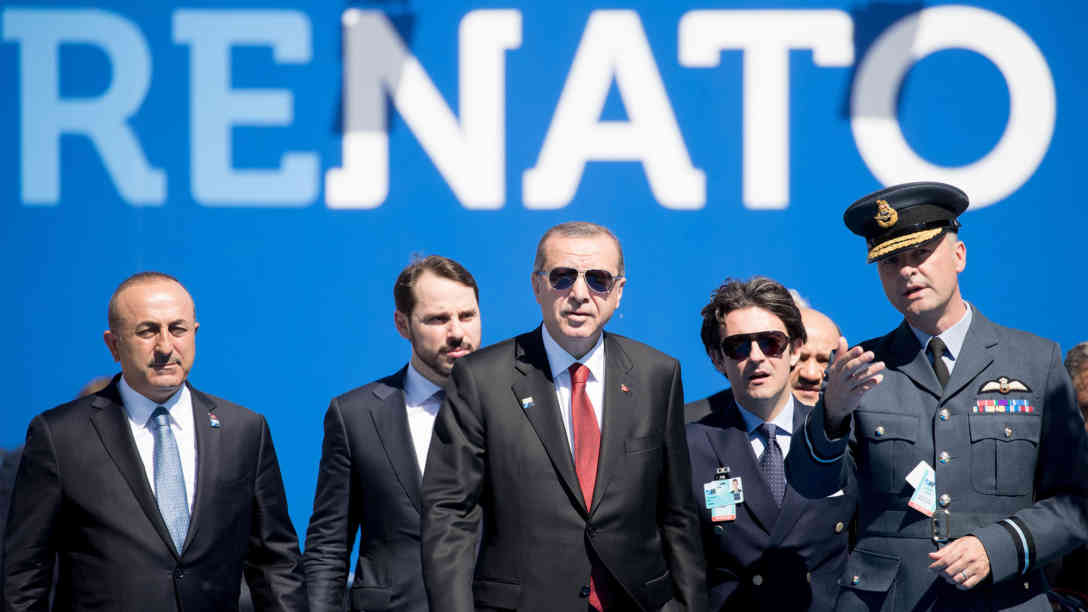 NATO-Gipfel am 25.05.2017 in Brüssel. Der Präsident der Türkei, Recep Tayyip Erdogan (M), kommt vor dem neuen NATO-Hauptquartier mit dem türkischen Außenminister Mevlüt Cavusoglu (l) an. Foto: (c) dpa