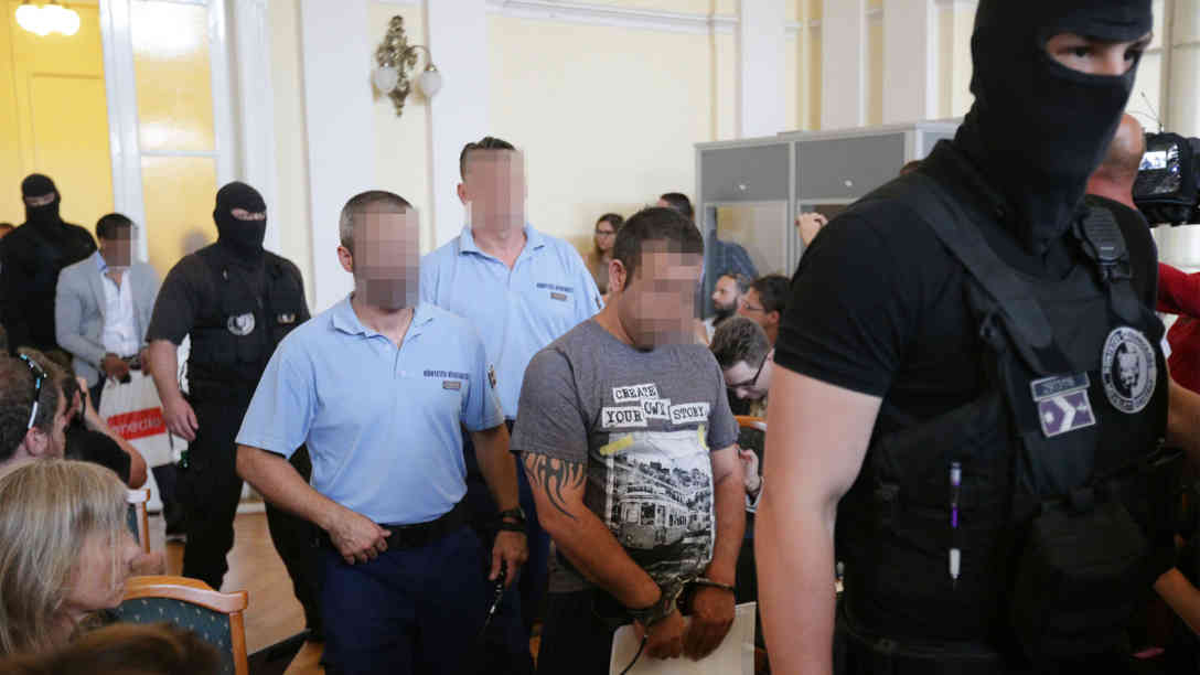 Unter schwerer Bewachung und in Handschellen sind am Mittwoch, 21. Juni 2017, zehn der elf Angeklagten im Schlepperprozess im Gericht in Kecskemet in Ungarn vorgeführt worden. Foto: picture alliance | APA | picturedesk.com