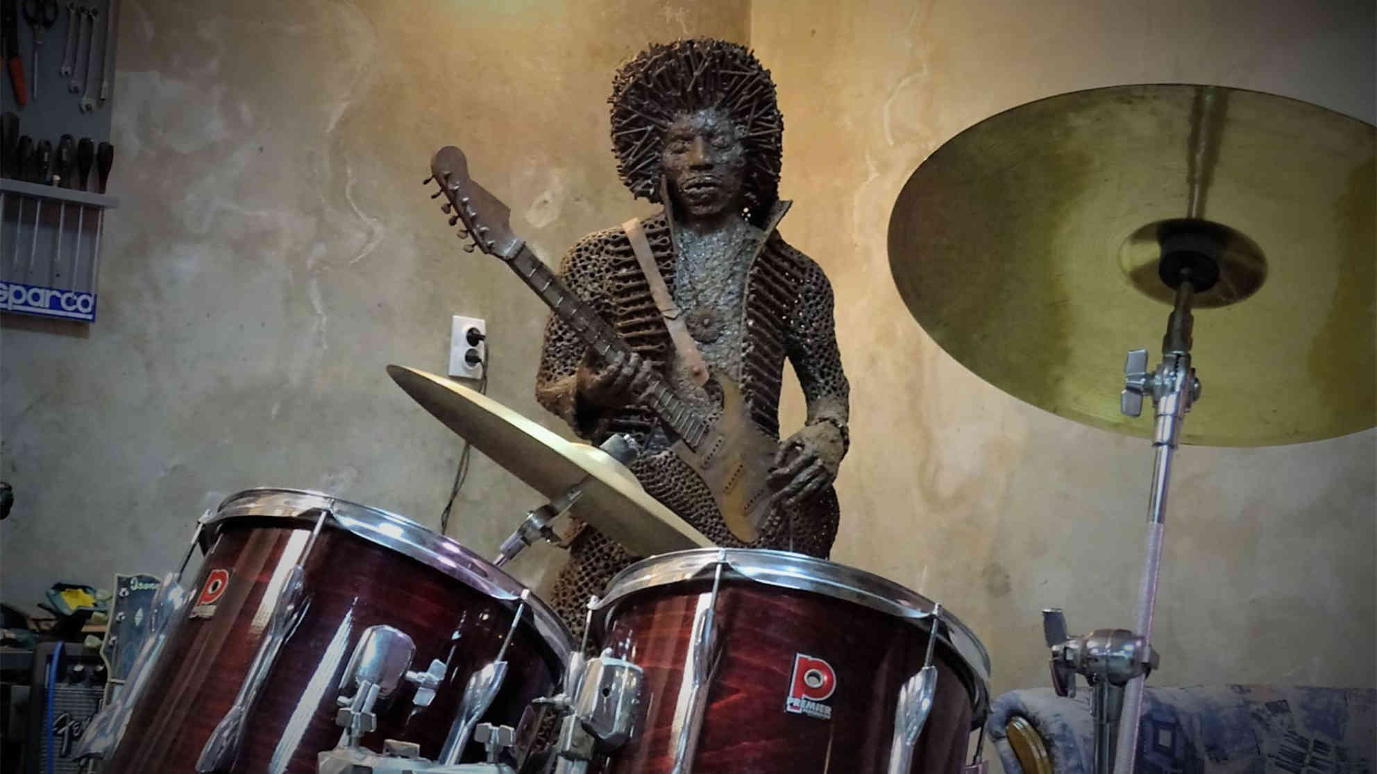 Seine Musiker-Skulpturen würde Boris Deheljan in Zukunft am liebsten irgendwo in der Welt sehen, einem Museum, einer Privatkollektion oder vielleicht in Rock- oder Jazzclubs - unter ihresgleichen. Foto: Jelena Petrovic