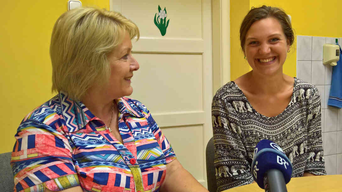 Die Schuldirektorin Ibolya Pribeline Dombai (links) und Milena Zittlau. Foto: BR | Attila Poth