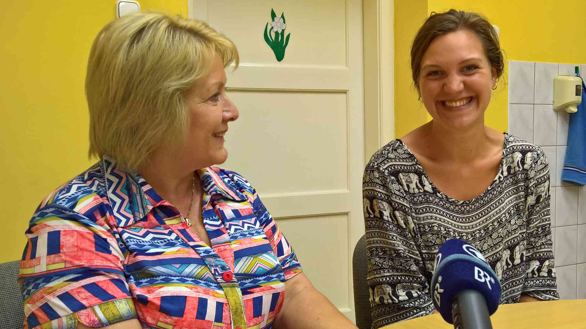 Die Schuldirektorin Ibolya Pribeline Dombai (links) und Milena Zittlau. Foto: BR | Attila Poth