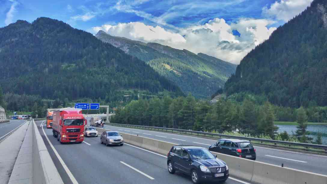 Dementi des österreichischen Innenministeriums: Berichte über angebliche Massentransporte von afrikanischen Flüchtlingen in Bussen über den Brennerpass sind unwahr. Foto: BR | Michael Mandlik