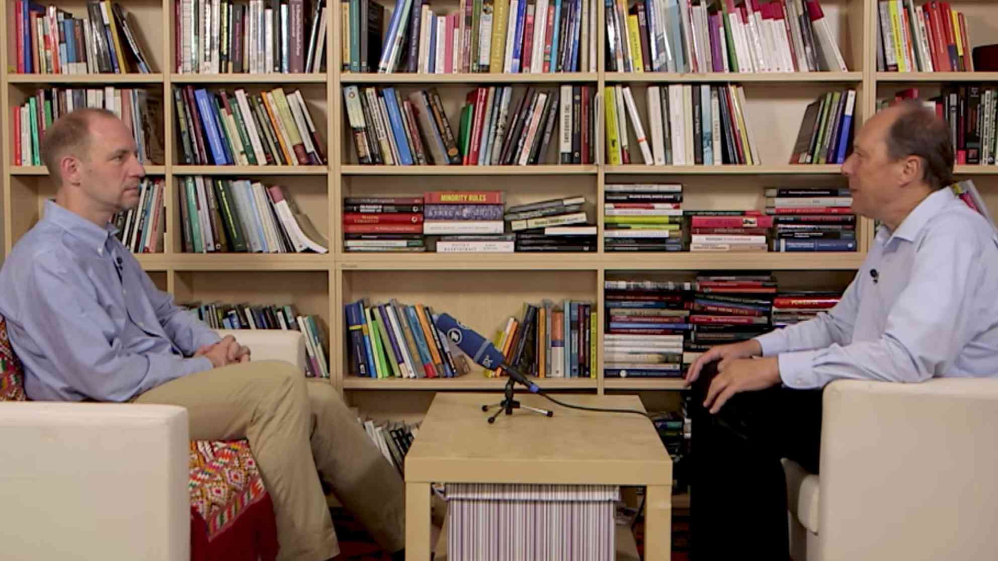 Professor Florian Bieber im Gespräch mit ARD-Korrespondent Michael Mandlik. Foto: BR | Videostandbild