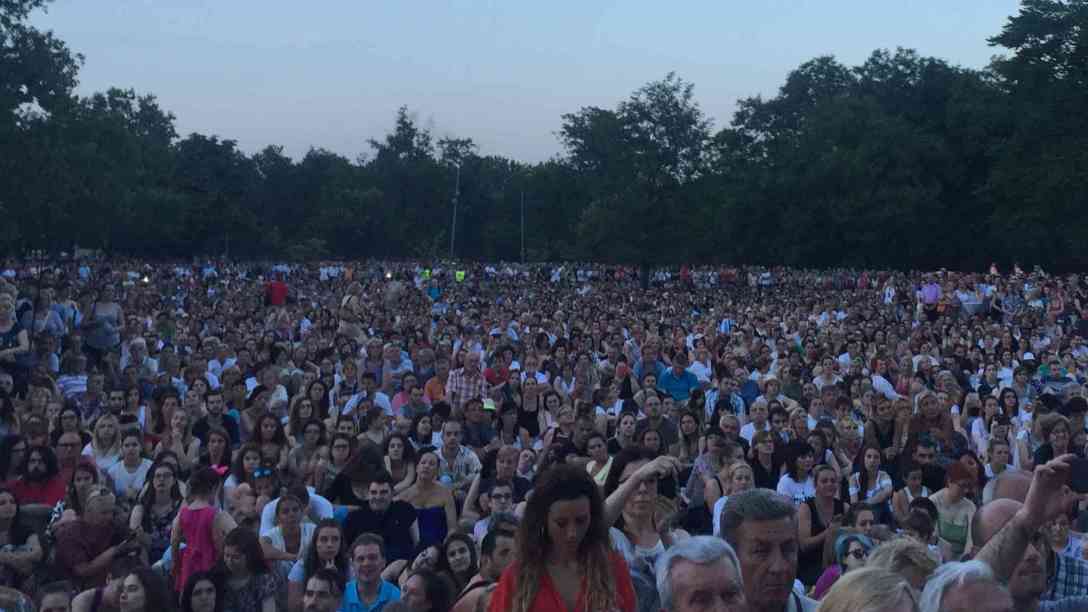 Da es sich um ein Konzert im Freien handelte und kein Eintritt bezahlt wurde, war es kaum möglich die genaue Besucherzahl zu ermitteln: geschätzte 20 000 sollen es wohl gewesen sein. Foto: BR | Zoran Ikonic