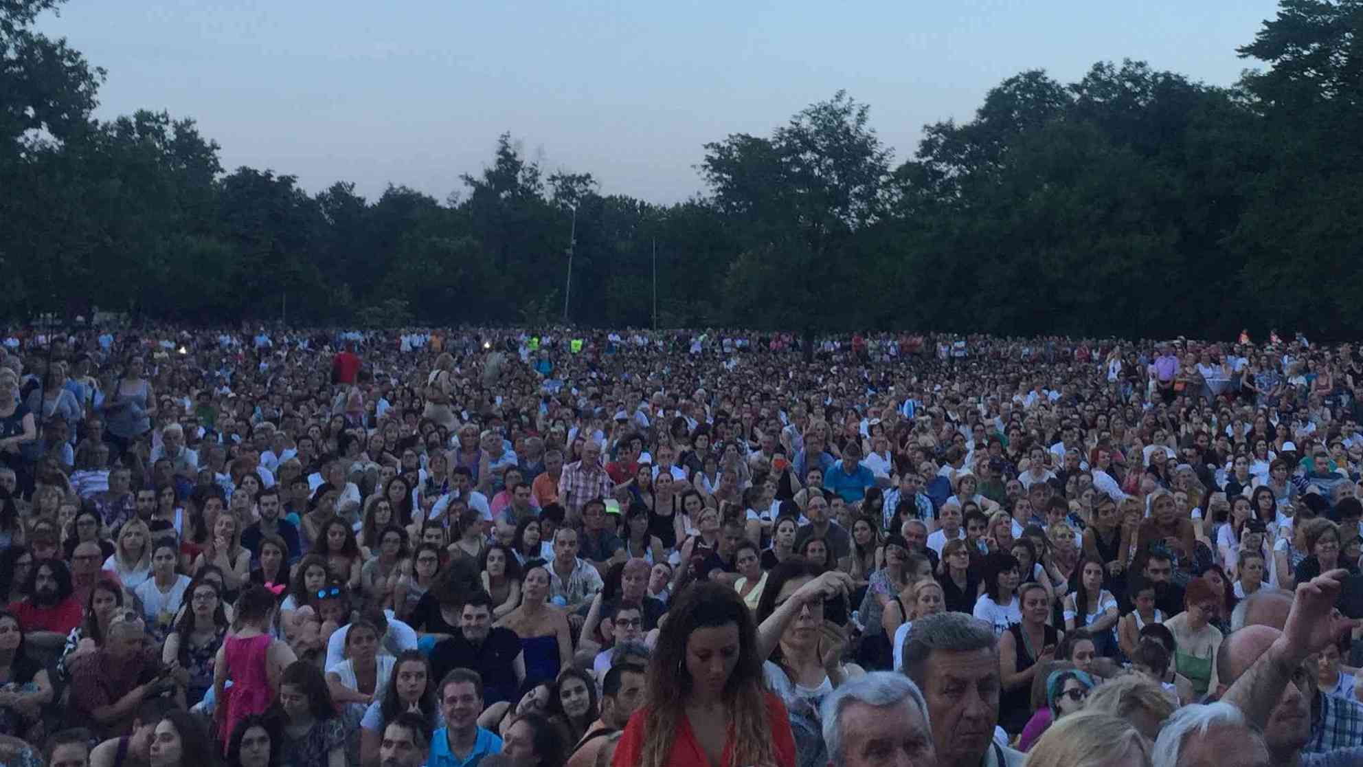 Da es sich um ein Konzert im Freien handelte und kein Eintritt bezahlt wurde, war es kaum möglich die genaue Besucherzahl zu ermitteln: geschätzte 20 000 sollen es wohl gewesen sein. Foto: BR | Zoran Ikonic