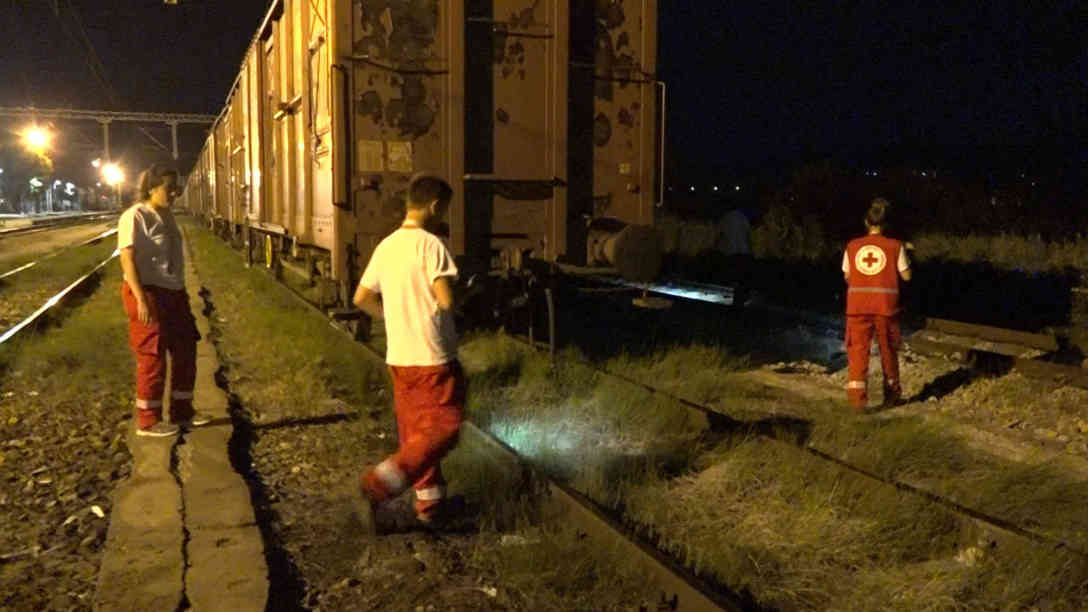 Das Team des Roten Kreuzes auf Nachtpatrouille in Nordmazedonien im Grenzgebiet zu Serbien. Foto: BR | Videostandbild | Dejan Acevski