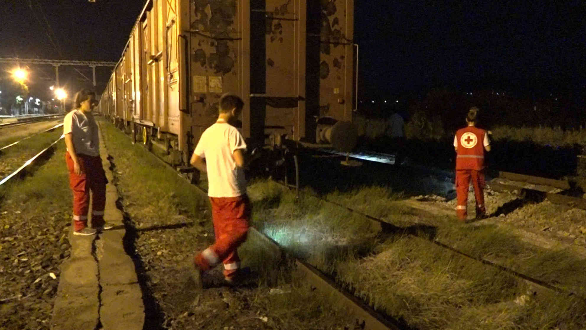 Das Team des Roten Kreuzes auf Nachtpatrouille in Nordmazedonien im Grenzgebiet zu Serbien. Foto: BR | Videostandbild | Dejan Acevski