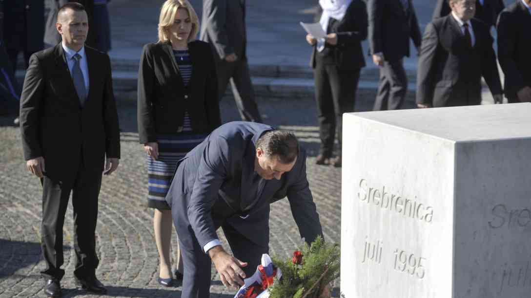 2015 würdigte der Präsident der Republika Srpska Milorad Dodik zum 20. Jahrestag des Massakers von Srebrenica die Opfer und sprach erstmals von einem 'riesigen Verbrechen'. Doch weiterhin weigert er sich gegen diese Darstellung in den Schulbüchern. Foto: picture-alliance | AA