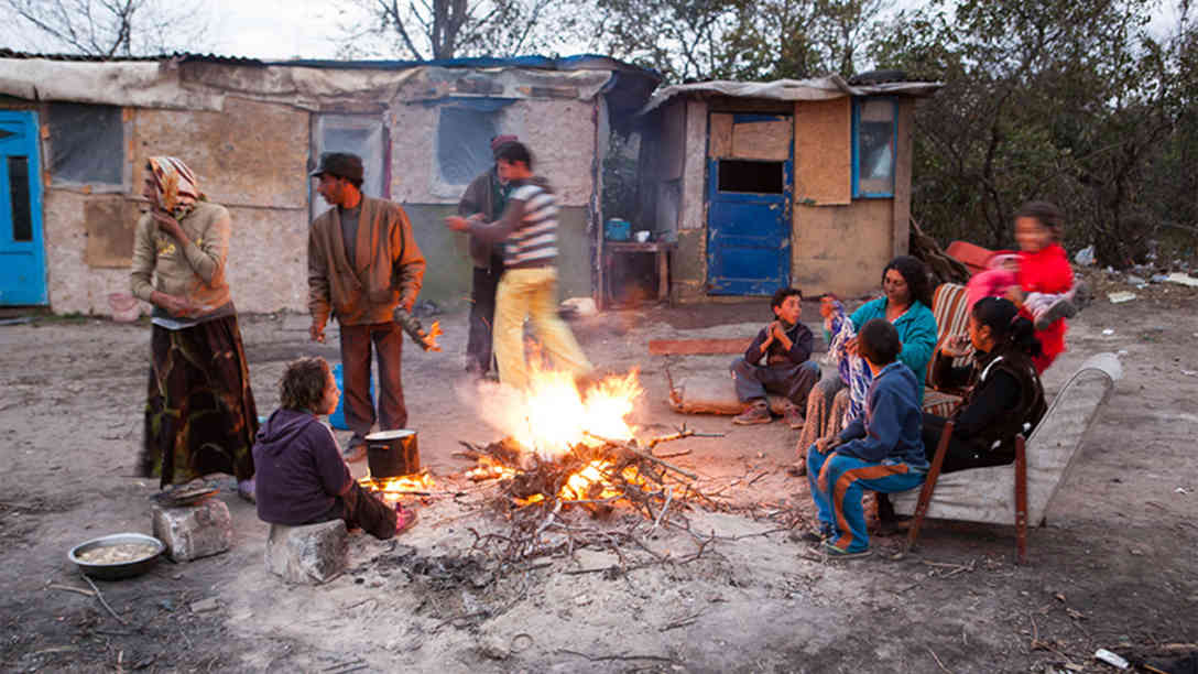 Diese Roma-Community wurde aus ihren Hütten in der Stadt vertrieben und hat sich nun jenseits der Stadtgrenzen neue gebaut. Foto: George Popescu, http://www.poqe.com/