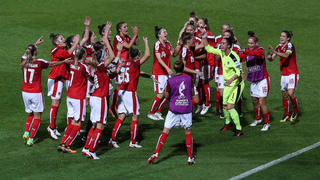 Frauenfußball-EM 2017 - Die österreichische Mannschaft feiert den 3:0 Sieg gegen Island. Foto: picture alliance