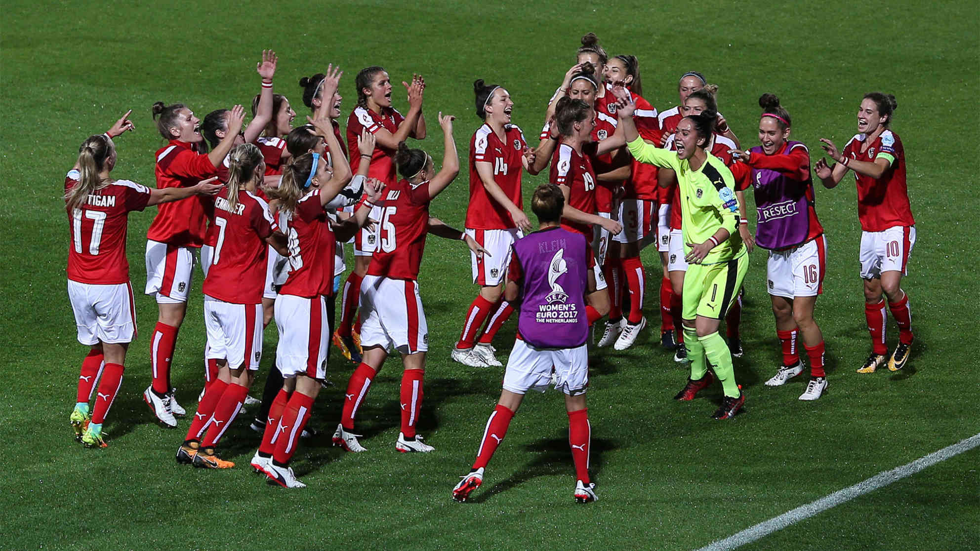 Frauenfußball-EM 2017 - Die österreichische Mannschaft feiert den 3:0 Sieg gegen Island. Foto: picture alliance