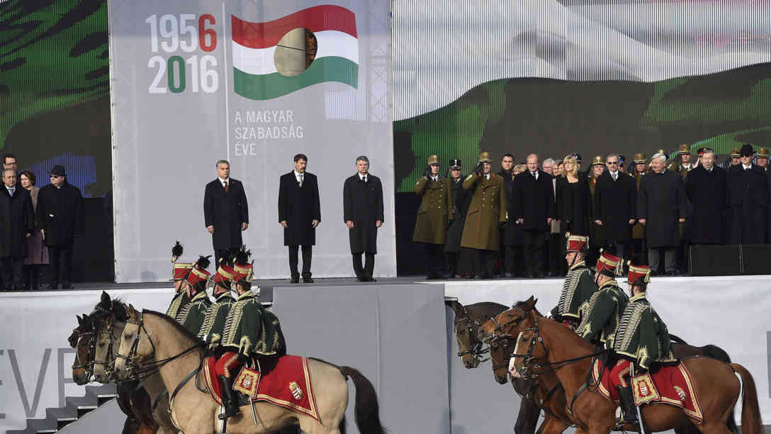 Premierminister Viktor Orban beim 60. Jahrestag zum Gedenken an den Aufstand in Ungarn 1956. Die Regierung lässt nun neue Lehrpläne für den Schulunterricht erarbeiten, in denen eine „patriotische und militärische Erziehung“ zum festen Bestandteil gehört. Foto: picture-alliance | dpa