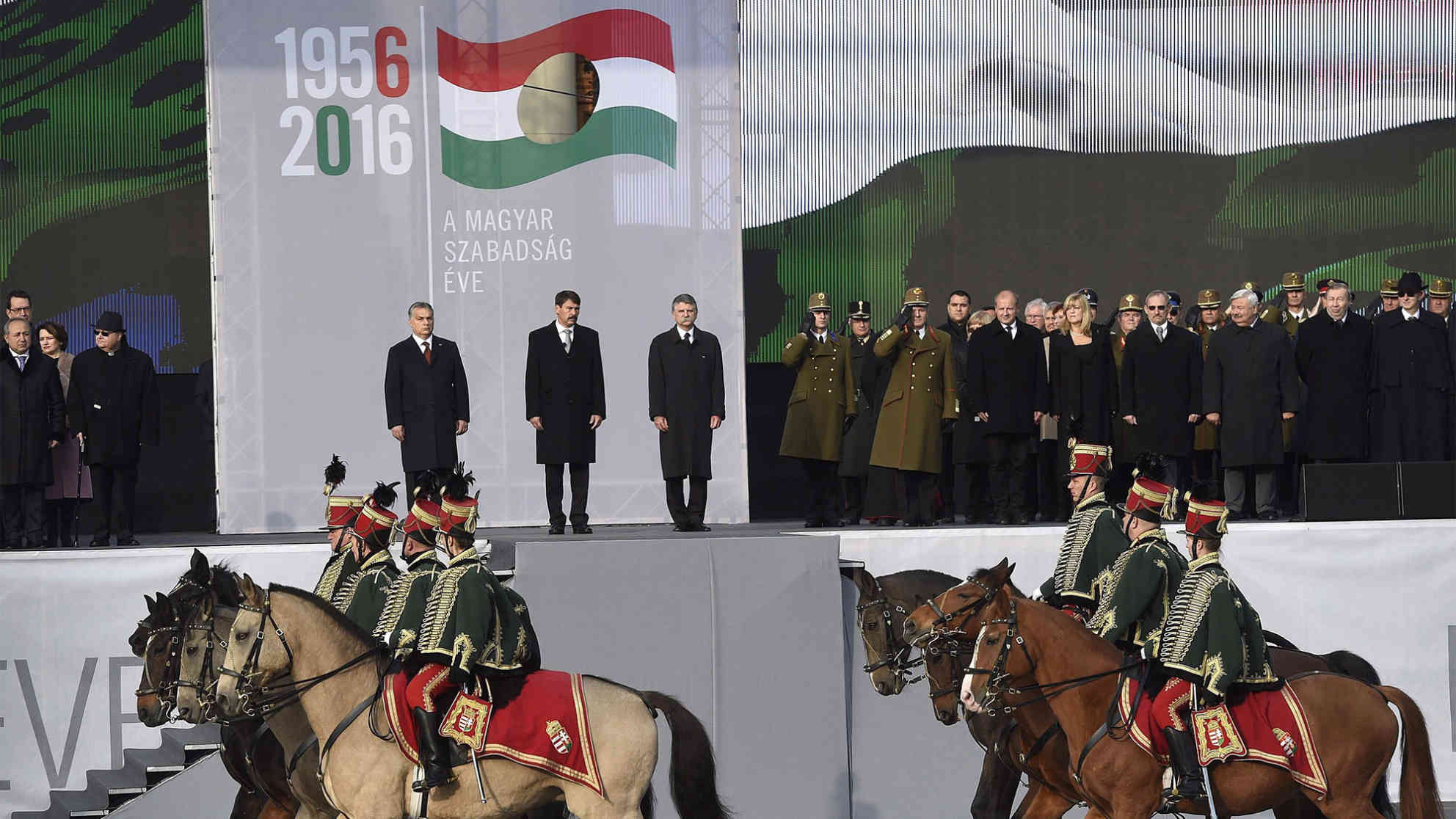 Premierminister Viktor Orban beim 60. Jahrestag zum Gedenken an den Aufstand in Ungarn 1956. Die Regierung lässt nun neue Lehrpläne für den Schulunterricht erarbeiten, in denen eine „patriotische und militärische Erziehung“ zum festen Bestandteil gehört. Foto: picture-alliance | dpa