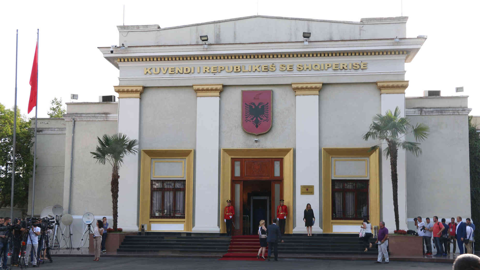 Parlamentsgebäude in der albanischen Hauptstadt Tirana. (Das Foto stammt von der Gelöbnisfeeier des neuen albanischen Präsidenten Ilir Meta am 24. Juli 2017.). Foto: picture-alliance | AA