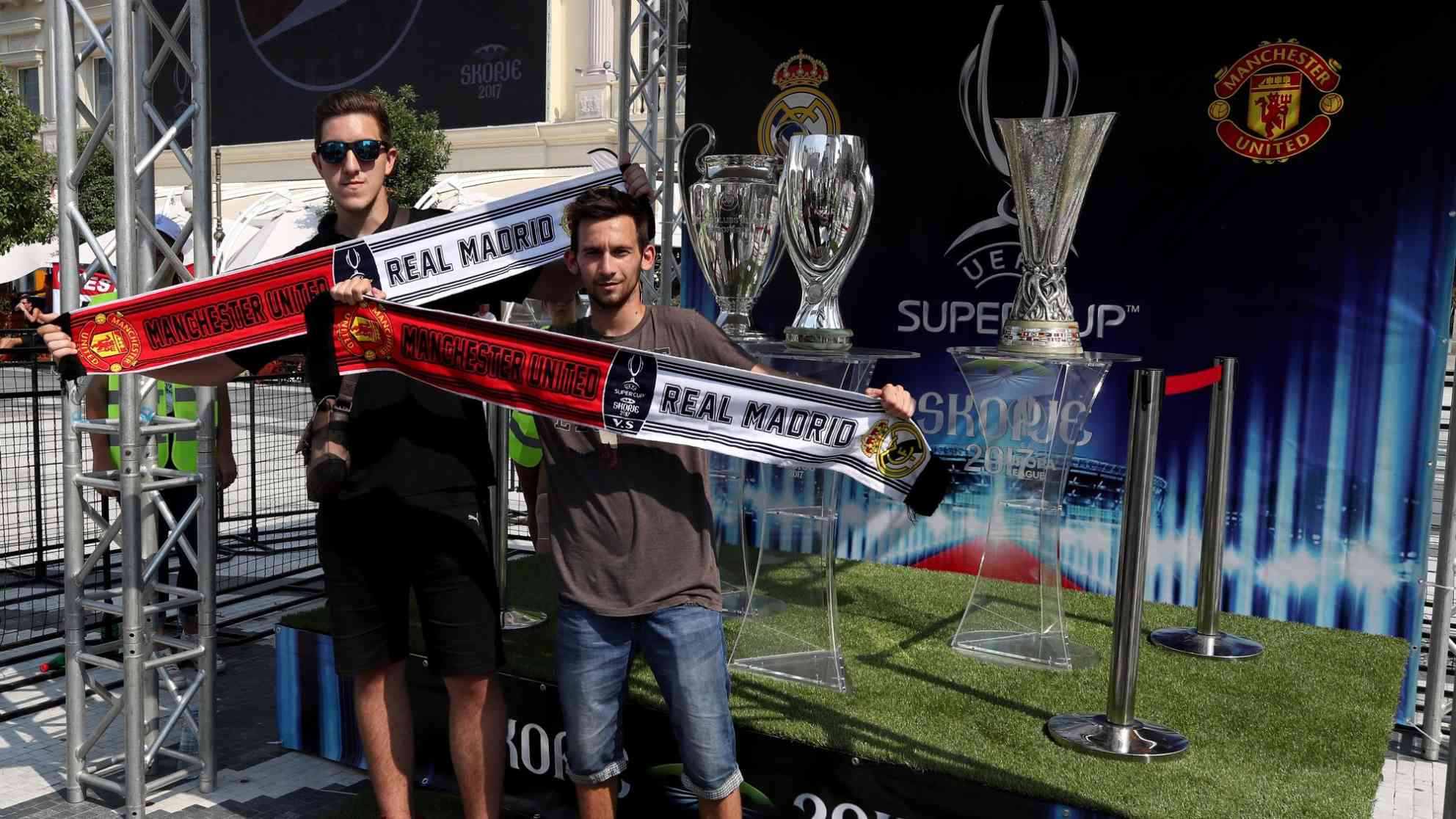 Für die vielen Fußballfans aus allen Teilen Europas ist es in Skopje leichter, sich mit den Sieger-Pokalen zu fotografieren, als eine erschwingliche Übernachtungsmöglichkeit zu finden. Foto: picture alliance / empics