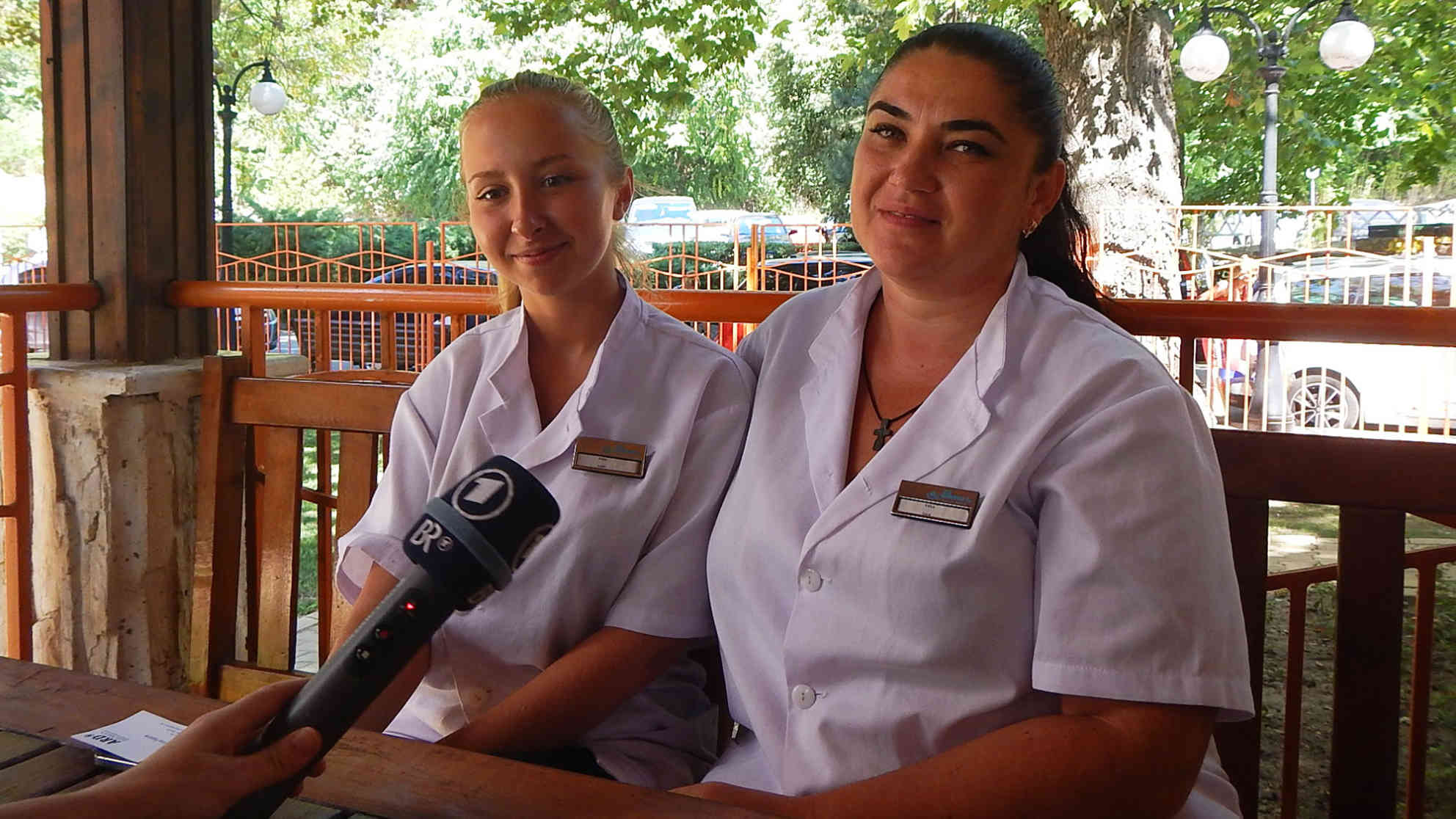 Anja (li.) und Valentina aus Poltawa in der Ukraine arbeiten für 11 EUR am Tag als Küchenhilfen in einem Hotel. Kost und Logis sind frei, genau wie die Anreise. Auch in der Ukraine haben sie beruflich miteinander zu tun, allerdings ist Valentina dort stellvertretende Dekanin an einer Wirtschaftshochschule und Anja ist ihre Studentin. Foto: BR | Ekaterina Popova