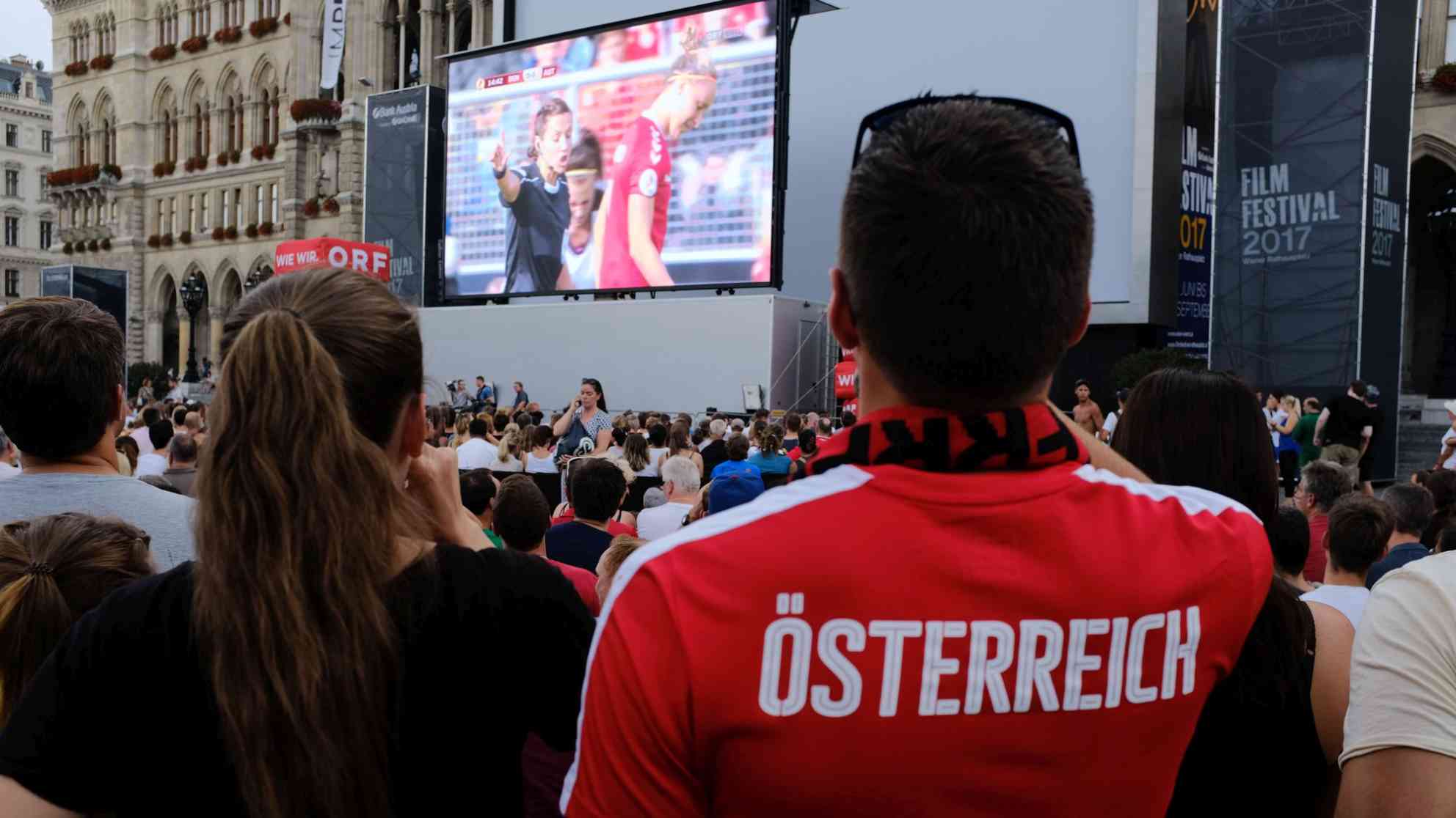 120 Minuten lang hofften die Fans auf dem Wiener Rathausplatz auf den Einzug der österreichischen Fußball-Frauen ins EM-Finale - dann kam das Elfmeterschießen. Foto: BR | Srdjan Govedarica