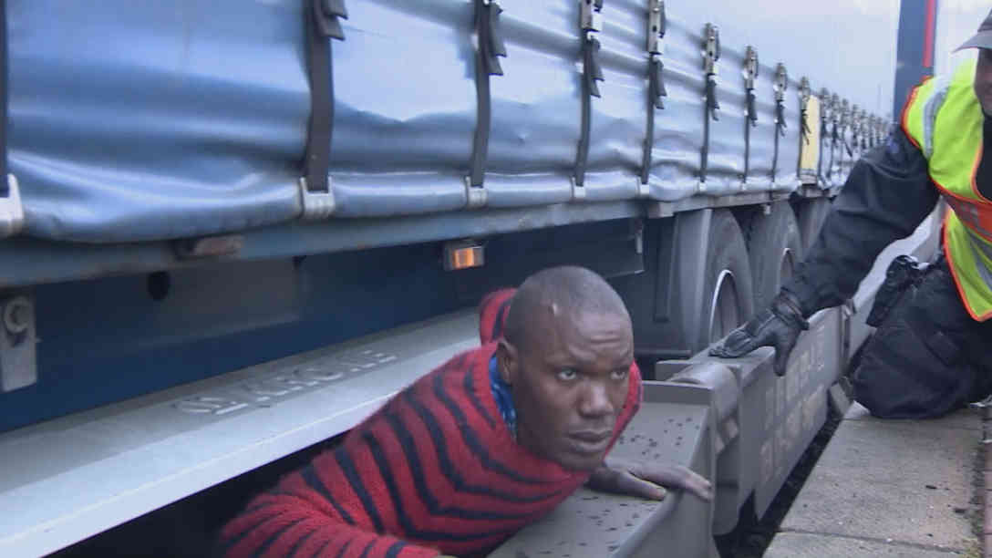 Ein Flüchtling wird von der Polizei aus seinem gefährlichen Versteck geholt. Foto: BR | Videostandbild