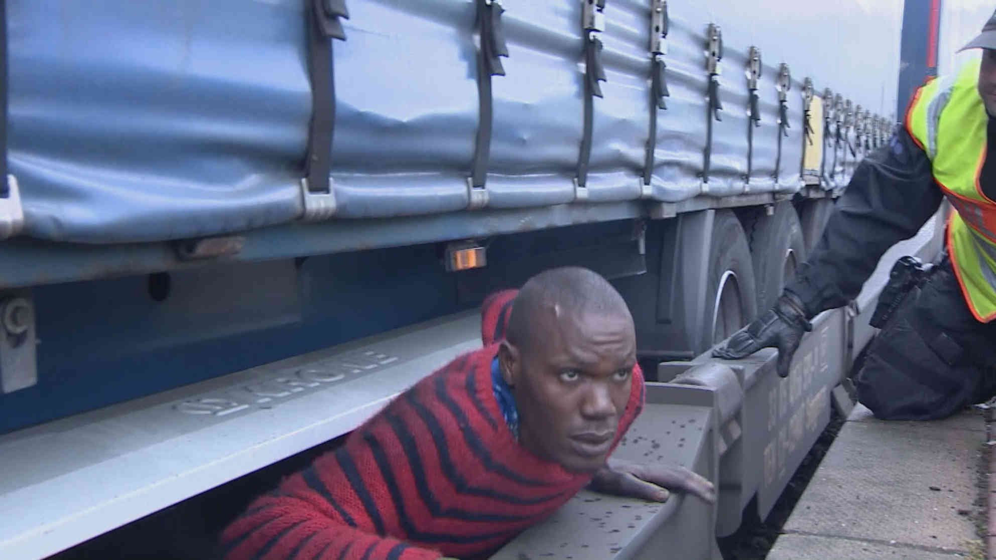 Ein Flüchtling wird von der Polizei aus seinem gefährlichen Versteck geholt. Foto: BR | Videostandbild