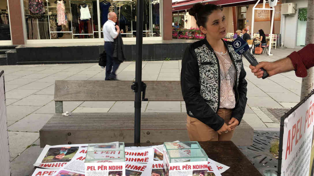 An diesem Infostand in Pristina sammeln junge Leute für die Behandlung eines 13-jährigen Jungen im Ausland der eine Erbkrankheit hat. Die Mutter des Jungen kann ihn aufgrund des veralteten und komplizierten Gesundheitssystems im Kosovo nicht behandeln lassen. Foto: BR | Andrea Beer