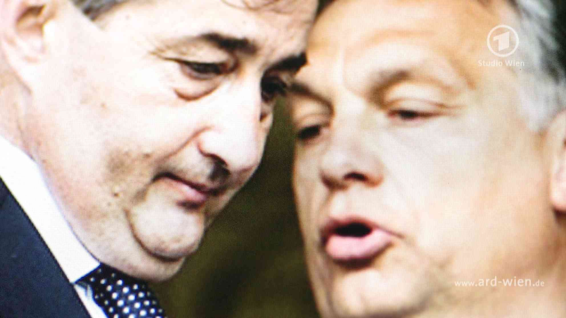 Eine lukrative Freundschaft - Ungarns Ministerpräsident Viktor Orban(rechts im Bild) und Lörincz Meszaros, Bürgermeister von Felcsut. Foto: BR | Videostandbild