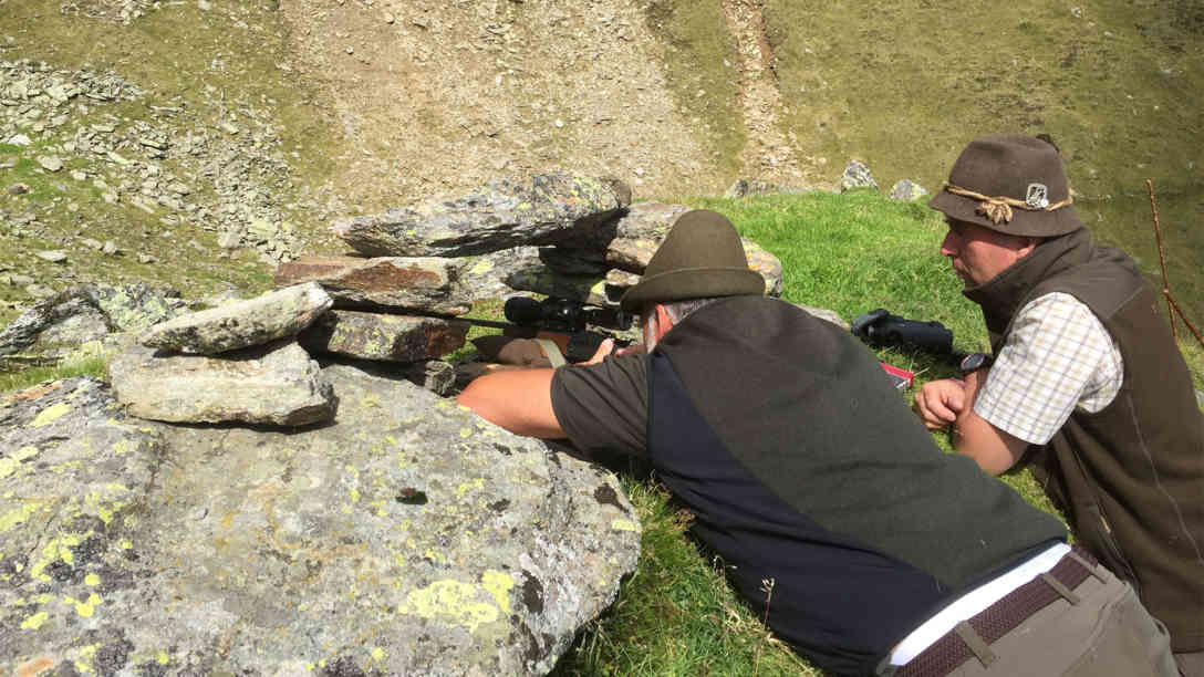 Die Jäger haben einen Schießstand aus Felsbrocken gebaut. Er bietet ein bisschen Deckung. Foto: BR | Oliver Soos