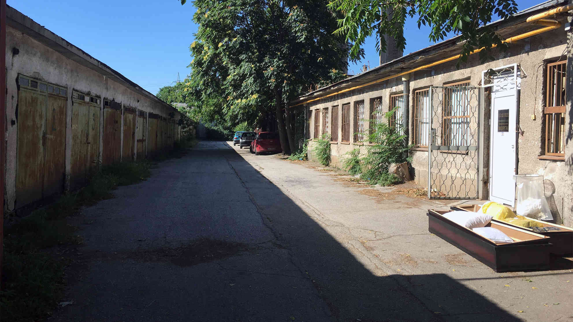 Vor der Leichenhalle des Krankenhauses von Pazardzik, riecht es nach Verwesung. Foto: BR | Andrea Beer