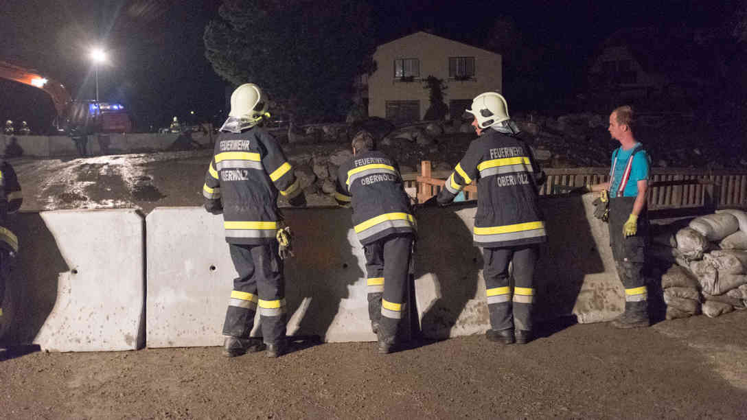 Die Lage am Schöttlbach hat sich mal wieder zugespitzt. Die freiwillige Feuerwehr Oberwölz ist bis weit nach Mitternacht im Einsatz, um den Ortskern zu sichern. . Foto: BR | Srdjan Govedarica