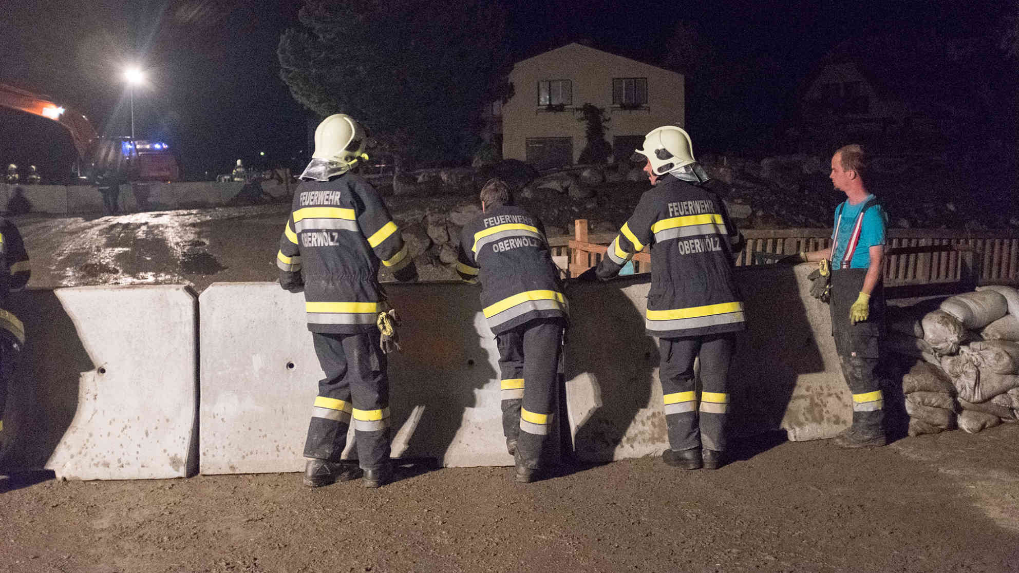 Die Lage am Schöttlbach hat sich mal wieder zugespitzt. Die freiwillige Feuerwehr Oberwölz ist bis weit nach Mitternacht im Einsatz, um den Ortskern zu sichern. . Foto: BR | Srdjan Govedarica