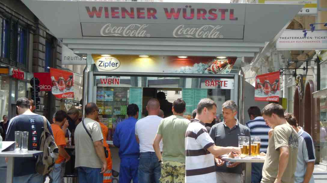 Die Wiener Würstelstände sind seit jeher beliebteTreffpunkte, an denen die Hauptstädter über die aktuelle politische Lage debattieren. Foto: picture alliance