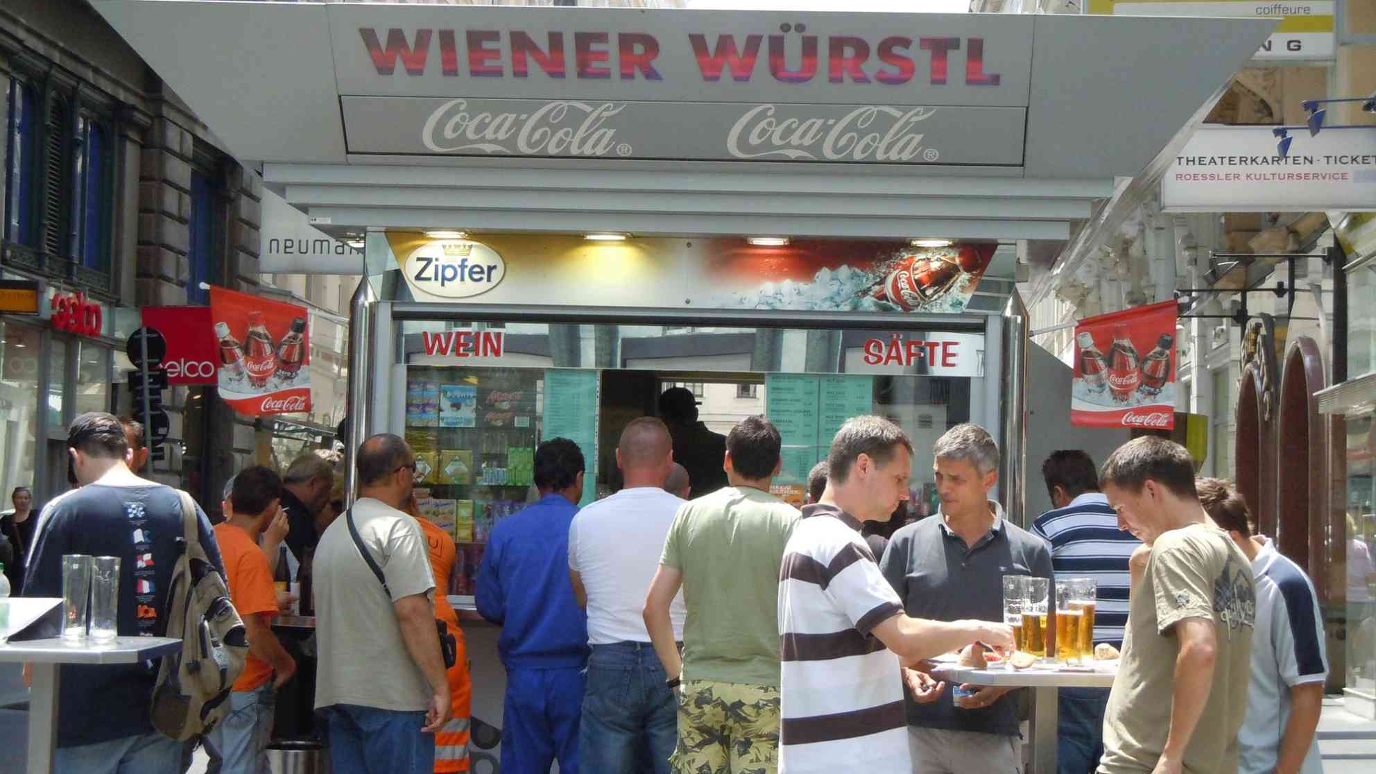 Die Wiener Würstelstände sind seit jeher beliebteTreffpunkte, an denen die Hauptstädter über die aktuelle politische Lage debattieren. Foto: picture alliance