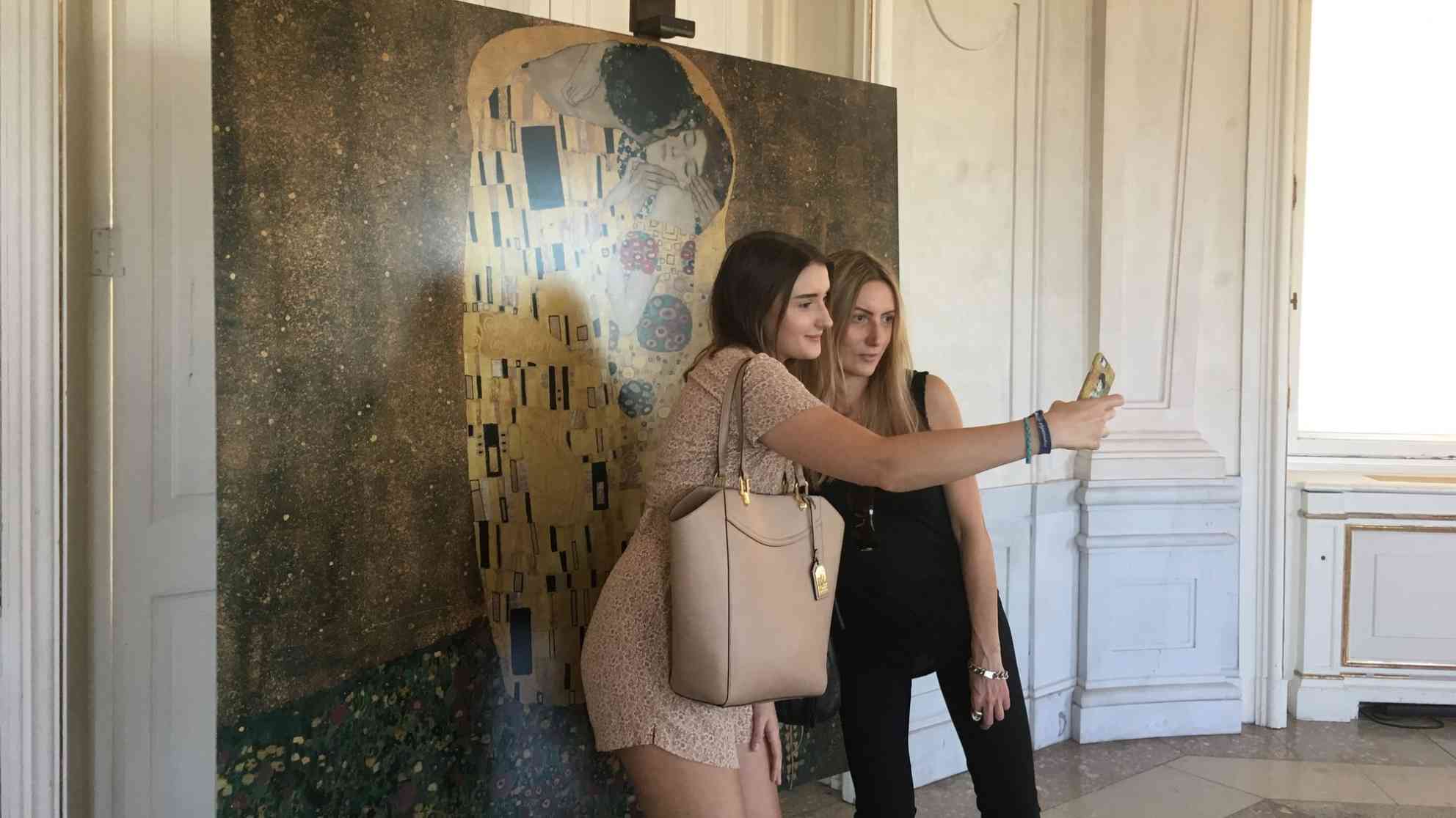 Die 17-jährige Nicole aus Köln vor dem Selfie-Point mit einer Kopie des Kusses. Sie möchte vielleicht in Wien studieren. Foto: BR | Andrea Beer