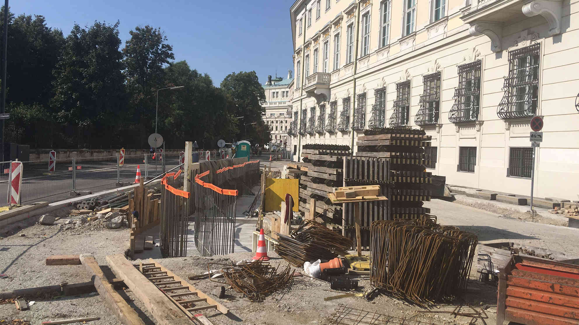 Statt einer Mauer, sollen in Zukunft Poller das Regierungsviertel in Wien vor möglichen Terroranschlägen schützen. BR | Michael Mandlik