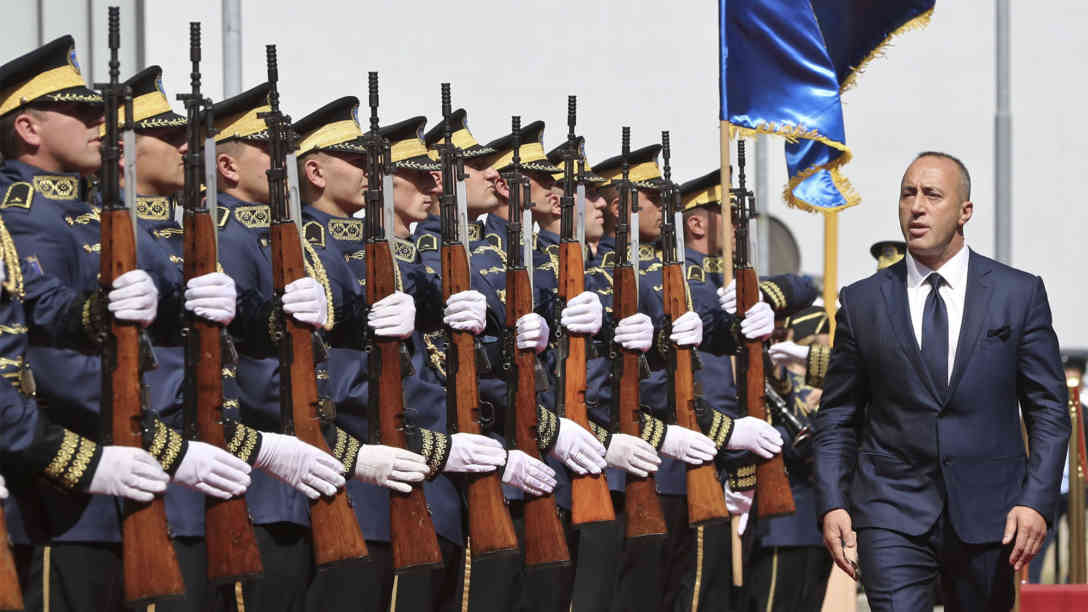 Der neu gewählte Premierminister des Kosovo, Ramush Haradinaj geht am 11.09.2017 in Pristina (Kosovo) im Rahmen der Amtsübergabe an einer Ehrenformation vorüber. Foto: dpa-Bildfunk | Visar Kryeziu